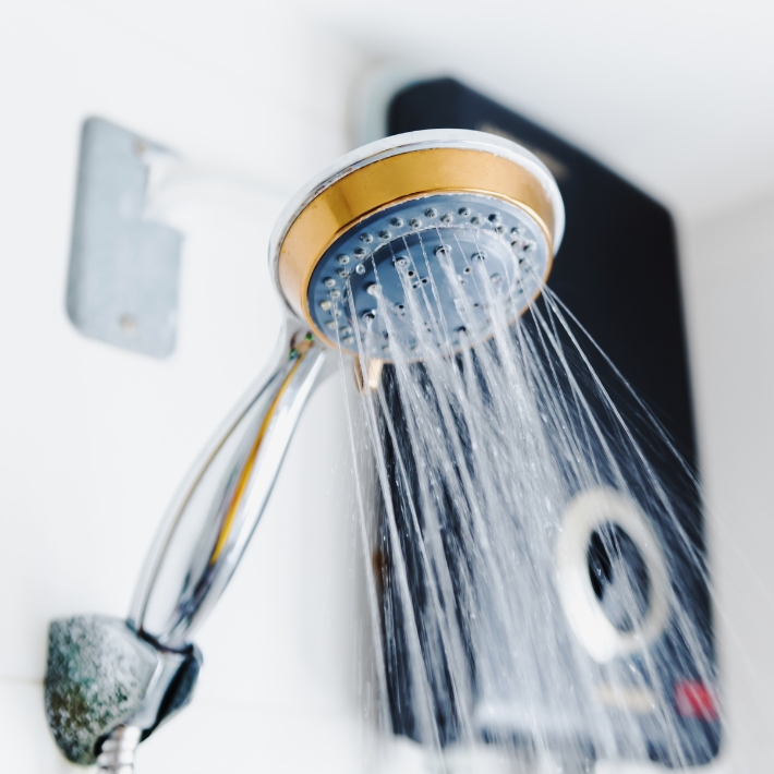 Dusche mit dem Durchlauferhitzer im Hintergrund